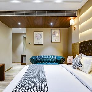 Oak Plaza With Luxurious Restaurant & Parking - Near Connaught Place